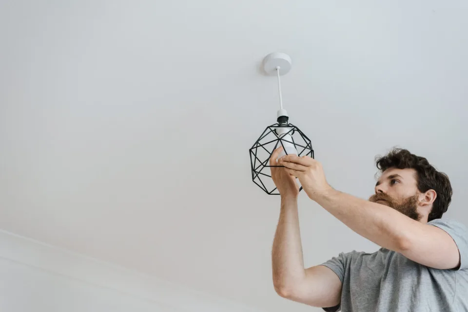 Máy lạnh đang được tháo vệ sinh